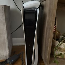 PS5 W/ 2 Controllers & GTA5 & CODMW6 Disk