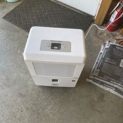 Midea 30 Pint Dehumidifier . Works Fine No Issues 