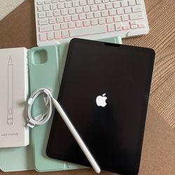 Apple iPad Air 5th Generation (M1 chip / 2022) 64GB with keyboard, pencil & Accessories 