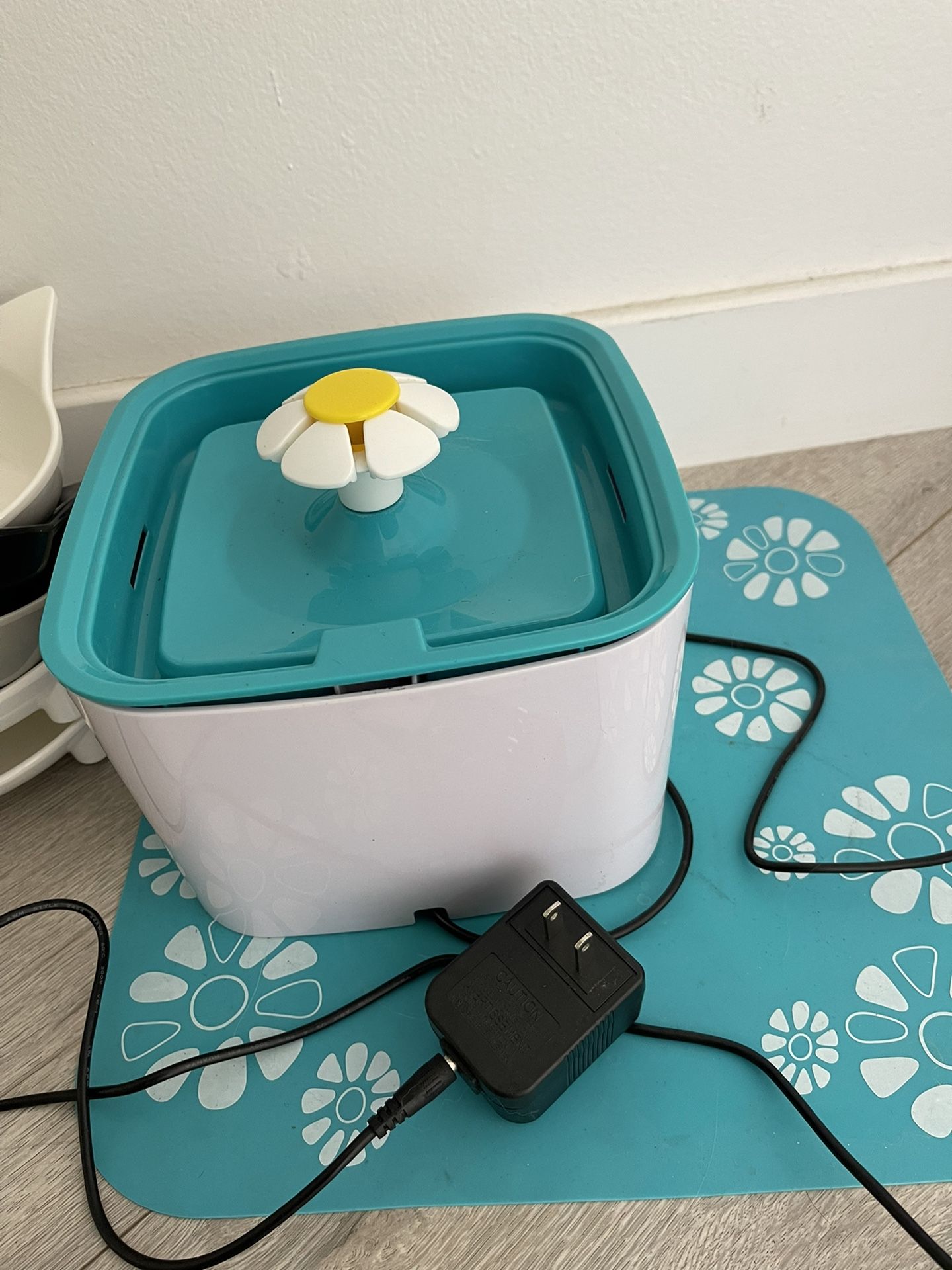 Free Cat Water Fountain & Bowls