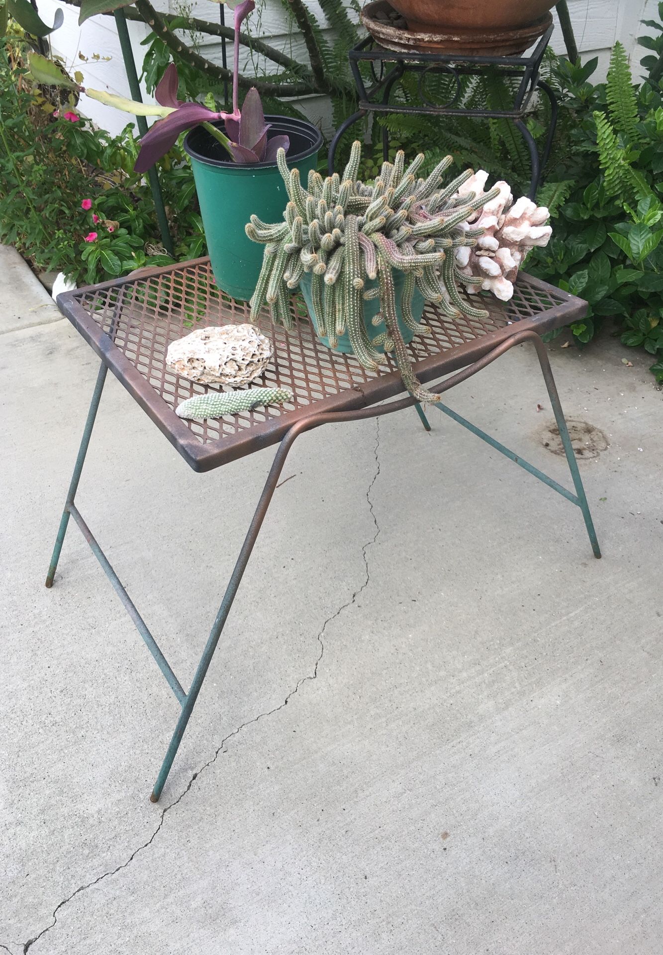 VINTAGE TABLE