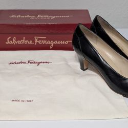 Vintage Salvatore Ferragamo Black Patent Leather Pumps Size 8.5 AAAA and dust bag