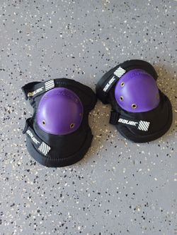 Bauer, knee pads And Matching Wrist Pads.  brand new