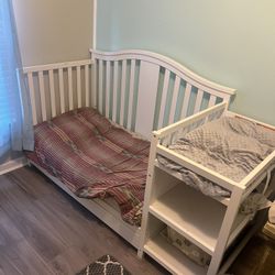 Baby Crib/Toddler Bed Combo With Changing Table