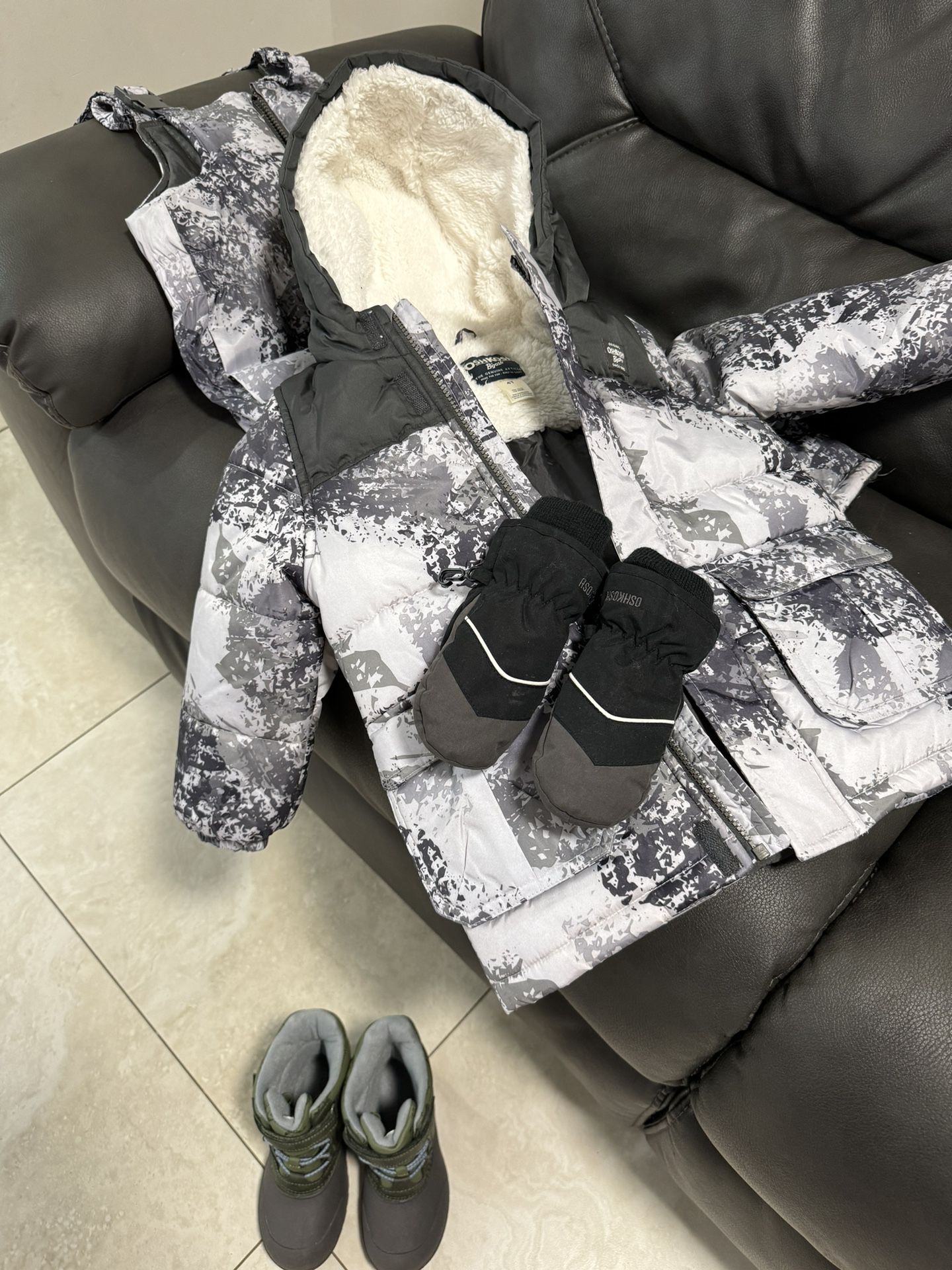 Toddler 2 Piece Snowsuit With Snow Boots And mittens