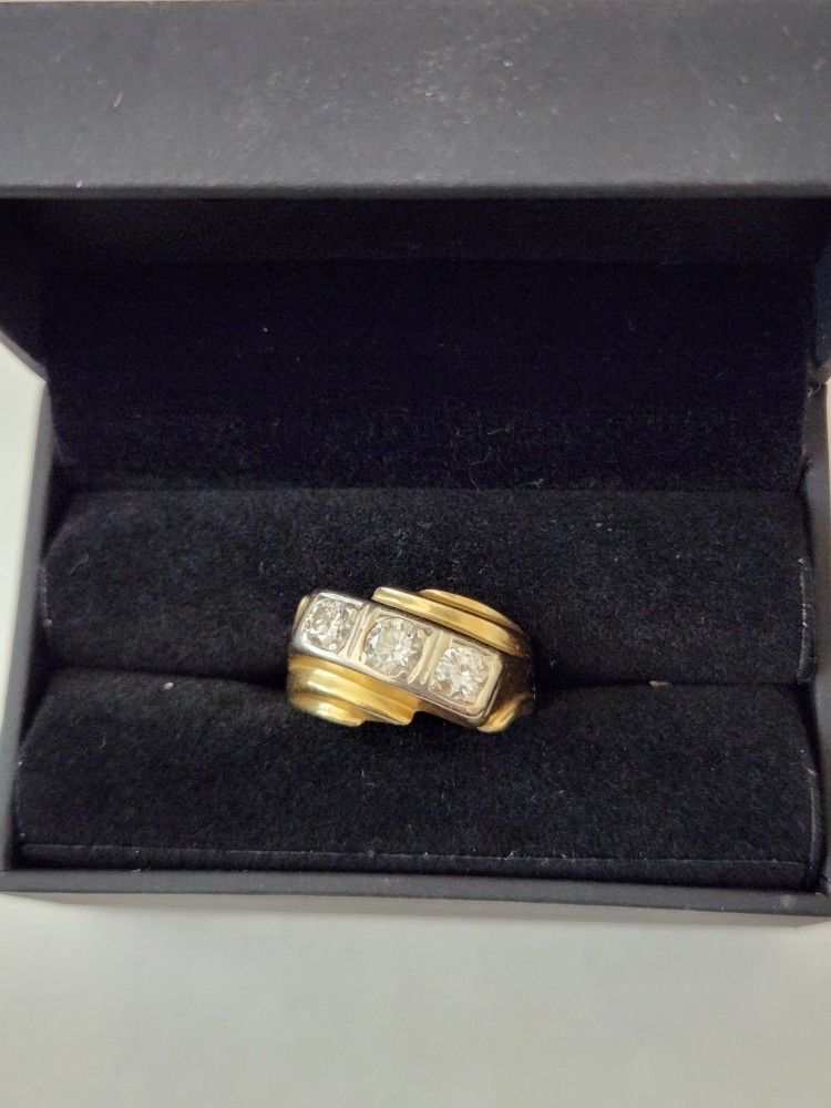 Men's Classic 14K Gold 3-Stone Diamond Wedding Band (1.11 ct. T.W.)