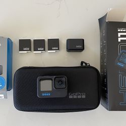 GoPro Hero 11 Black (Like New) + 3 Enduro Batteries + Dual Charger