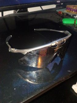 Oakley magnisiam sun glasses