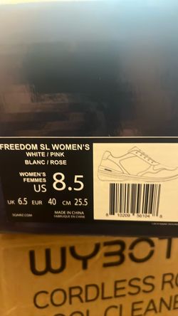 Women’s golfing shoes