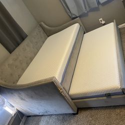 Day Bed With Brand New Mattresses 