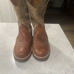 Men’s Ariat Boot 9.5 EE like new condition
