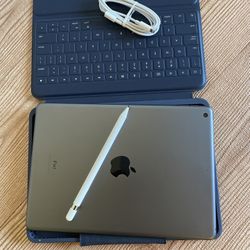 Apple iPad 7th Generation 32GB With Logitech Keyboard case , Pencil & charger 