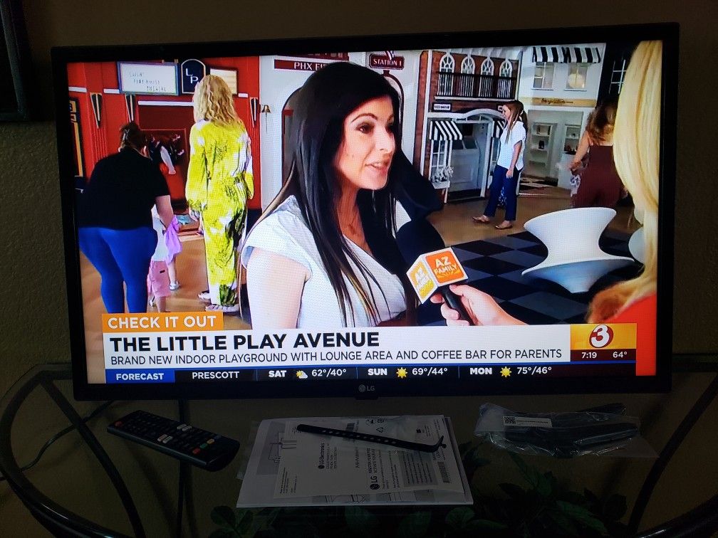 LG 32" webOS Smart HDTV Mint Condition!