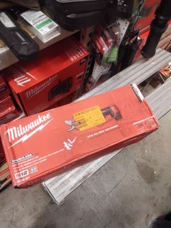 Milwaukee M12 Brushless Pruning Shears Kit