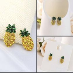 Pendientes Diseńo pineapple gold y pedrería  Están lindos 🍍🍍