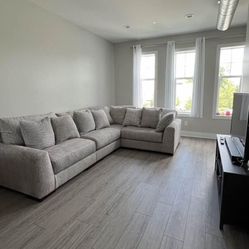 RIGHT FACING LARGE GREY SECTIONAL 
