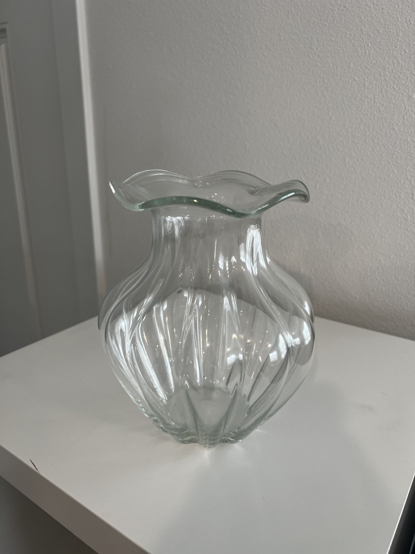 ๐ธ ELEGANT CLEAR GLASS VASE โ BEAUTIFUL SHAPE & DESIGN!
