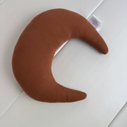 SNUGGLE ME ORGANIC MOON SHAPED FEEDING PILLOW 