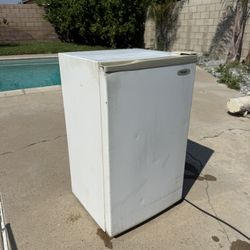 🧊 Mini Fridge – Works Great 🔥