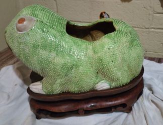 Antique Chinese porcelain frog planter
