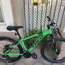 ~Like new~ Trek Marlin 4 aluminum mountain bicycle 