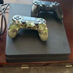 Ps4 With 2 Controllers/Headset/Monitor