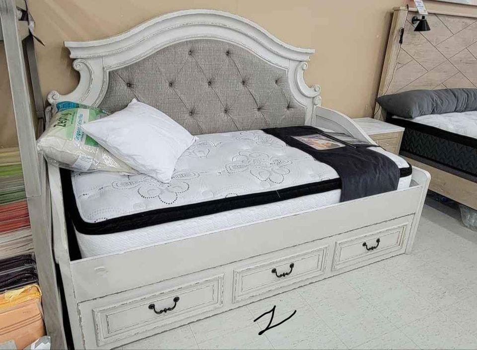 Realyn Chipped White Twin Daybed With 1 Large Storage Drawer
Ashley Furniture$10 Down Payment And Financing Available