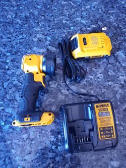 Linterna Dewalt DE 20 Voltios Nuevesita 8ncluye Cargador Y