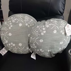 2 NEW ROUND THROW PILLOWS 2/$8