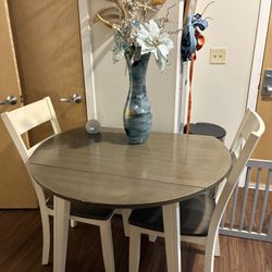 Beautiful Round Dropleaf Table with 2 Chairs! Like new 