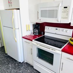 Kitchen Set, Microwave, Refrigerator, Oven With Cooktop And Perfect Condition!