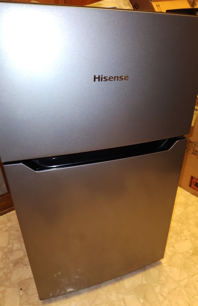 Hisense 3.3CF Mini Fridge & Freezer, Like New