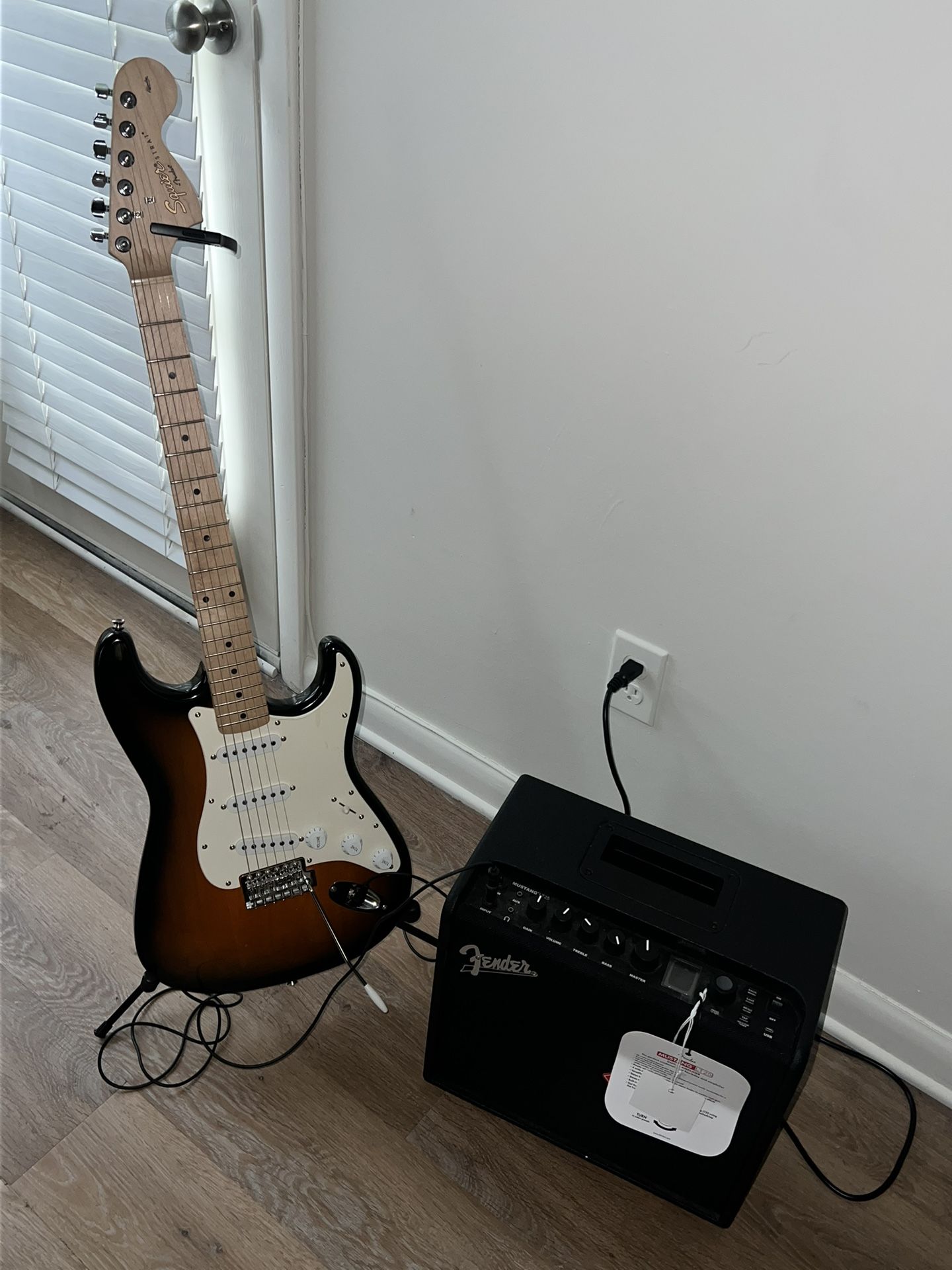 Fender squire stratocaster with Fender mustang LT25 amo