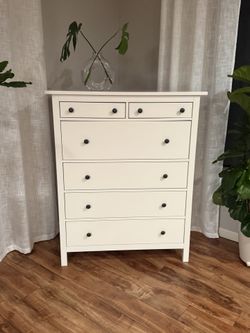 White 6- Drawer Chest/ Dresser