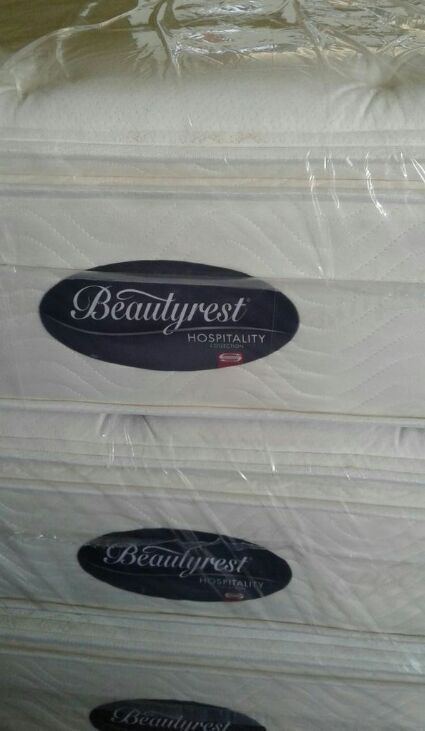 QUEEN 14" Simmons Beautyrest Hospitality Collection pillowtop mattress with memory foam