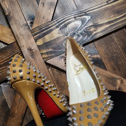 NEW Christian Louboutin Beige Patent Pigalle Spikes Pumps Size 35