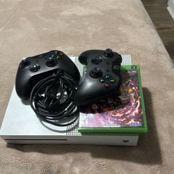 XBOX ONE S  With 2 Controllers 2 Game 