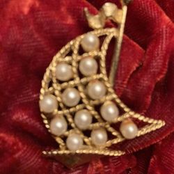 Beautiful vintage, signed “Mamselle”gold-tone and faux pearl sailboat brooch. 