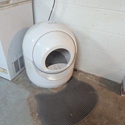 Self cleaning litter box