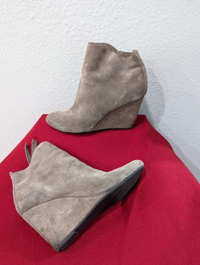 DV Dolce Vita Taupe Beige Zip Wedge Suede Heel Ankle Booties Women Size 9