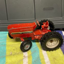 Barn Fine Vintage ERTL International Die Cast Metal Tractor With Original Red Paint