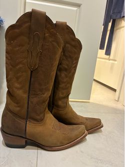 Woman’s cowboy boots 👢