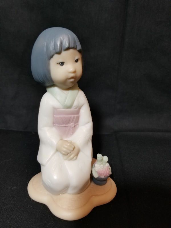 Lladro Golden Memories Asian Girl in Kimono Porcelain Figurine