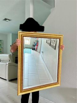 Wall decorate mirror size 23” x 27” frame color gold