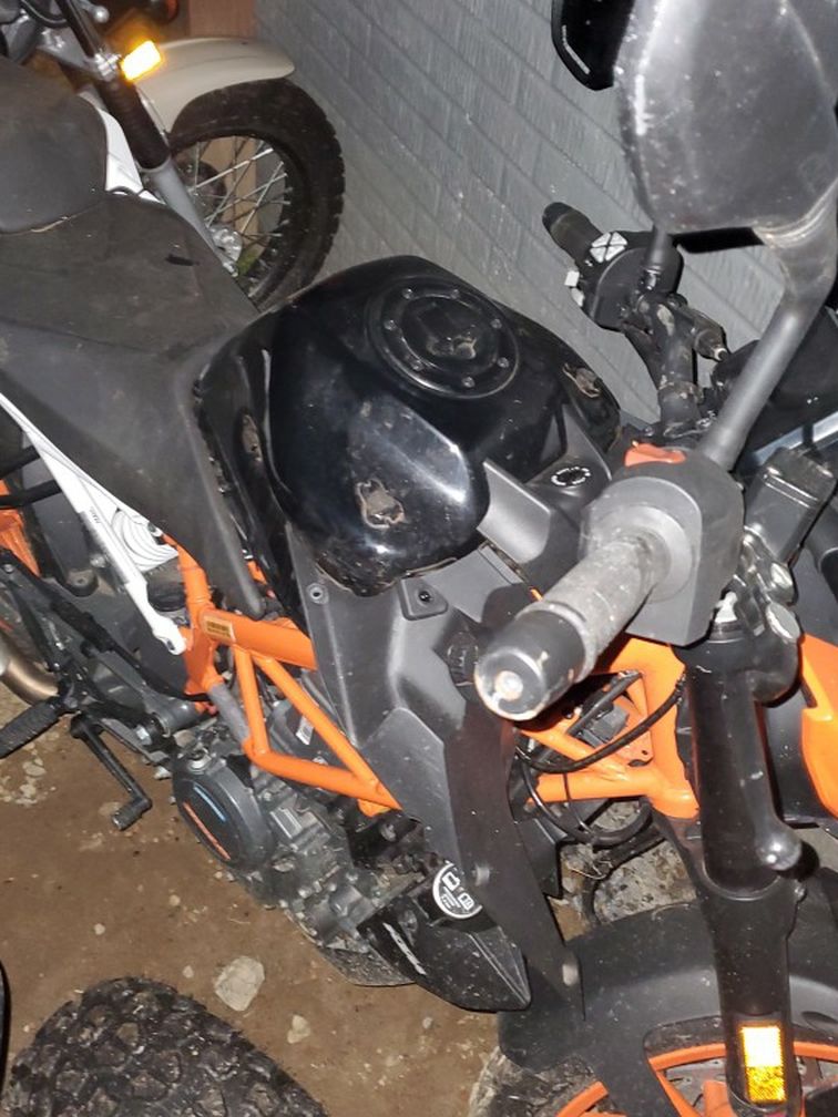 Ktm Duke 390 Needs Gas Tank Replaced Or Welded Has Leak In Gas Tank Runs Fine No Matter What Just Needs To Be Pyt Back Together Have All Parts 1200obo