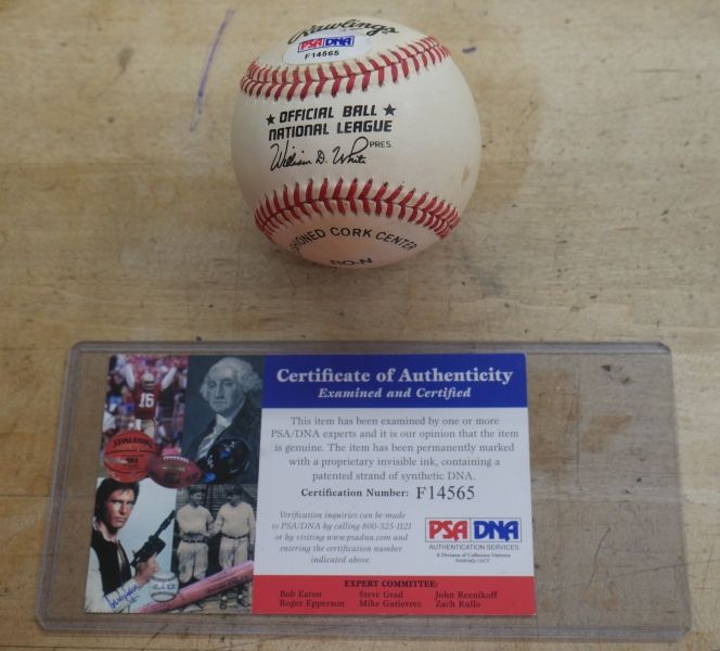 BARRY BONDS Signed Baseball PSA DNA WITH COA F14565 . GOOD CONDITION. 