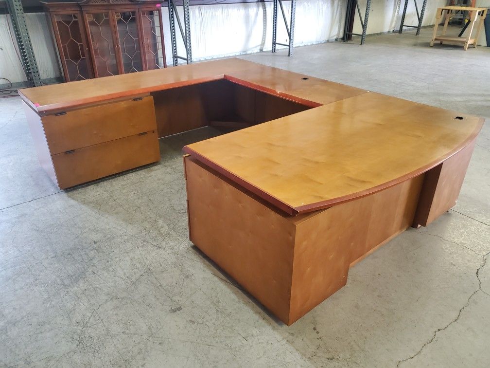 Traditional Executive U-shape Office Desk $500 ( Good Condition)