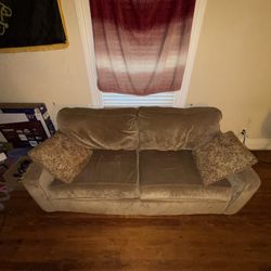 Couch With Throw Pillows