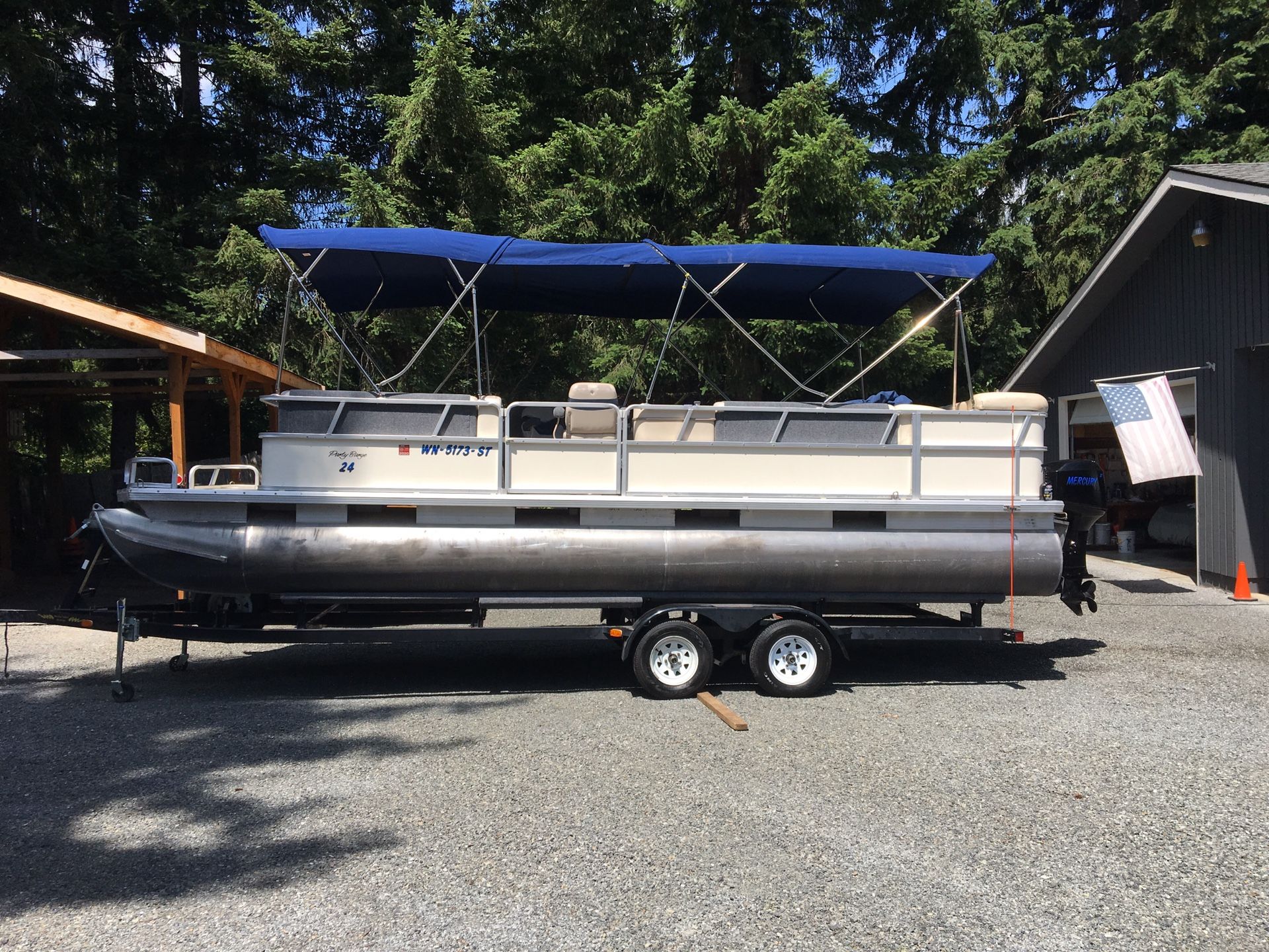 2004 Sun Tracker 24' party barge / fishing Pantoon boat