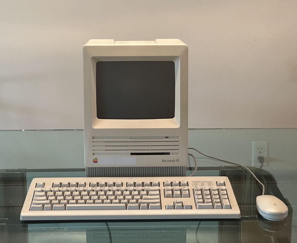 Vintage Apple Mac Macintosh SE M5011 Parts Or Repair, M2980 Keyboard, M2706 Mouse, Sad Mac Error